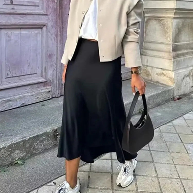 Jupe longue satinée noire – taille haute élégante
