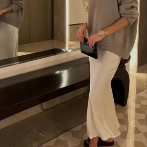 Jupe longue satinée noire – taille haute élégante – Image 4